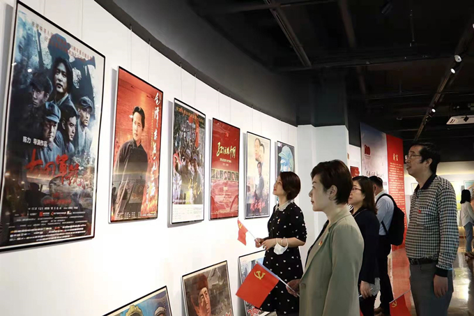 看海報、學(xué)黨史，健康產(chǎn)業(yè)公司黨總支組織參觀“紅色電影海報展”1_副本.jpg