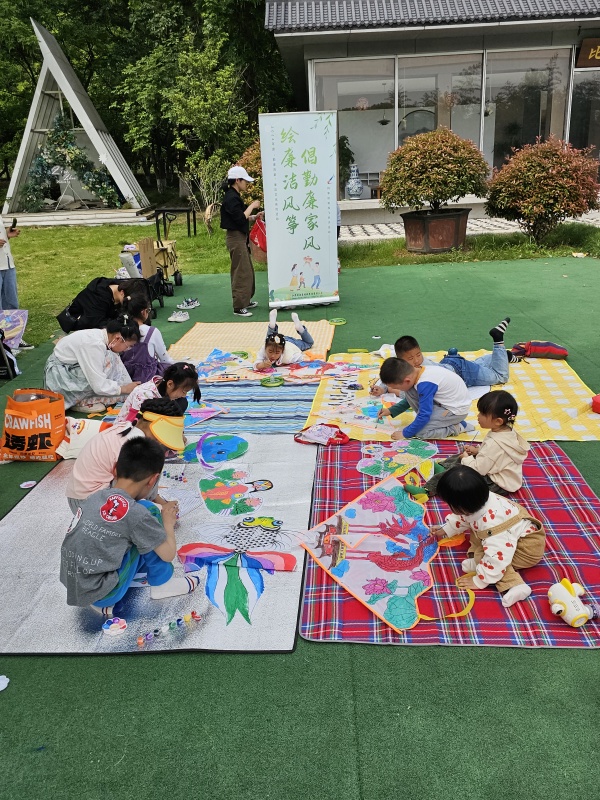 6舜天股份的小朋友們席地而坐，以“童心”繪廉潔_副本.jpg